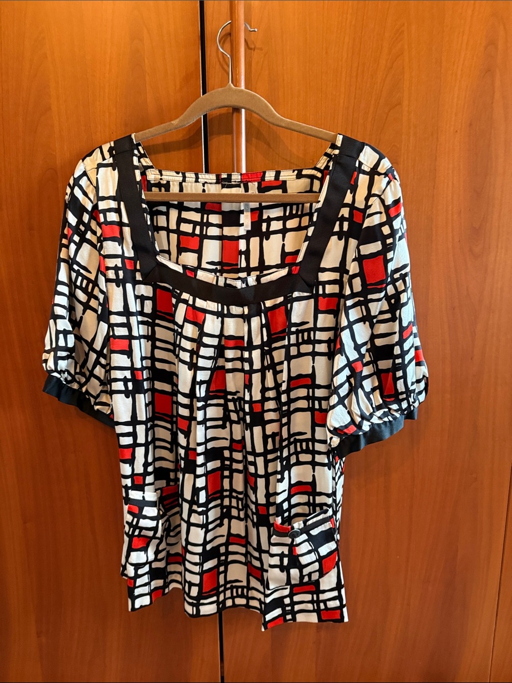 Geometric Print Scoop Neck Women's Top in Black, White & Red